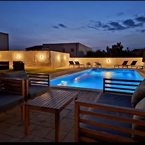 Lucy With Heated Saltwater Pool And Free Private Parking Apartman